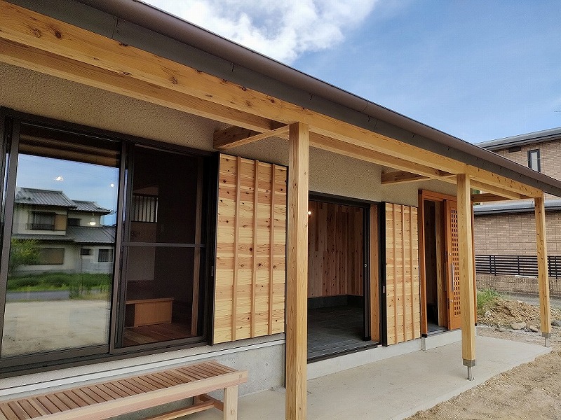 平屋施工例　外観　雨よけ、日よけになる広い軒先